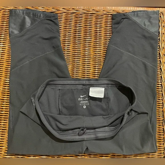 ⭐️3/$15⭐️Nike Charcoal Cropped Leggings - Picture 3 of 10